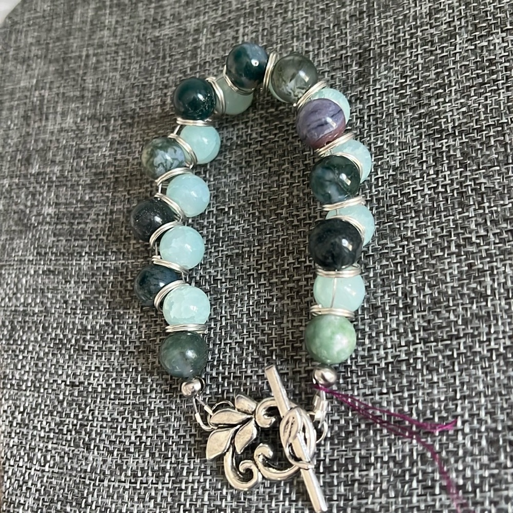 Glass multi toned green crackled beaded ornate leaf silver toggled bracelet - Picture 2 of 8
